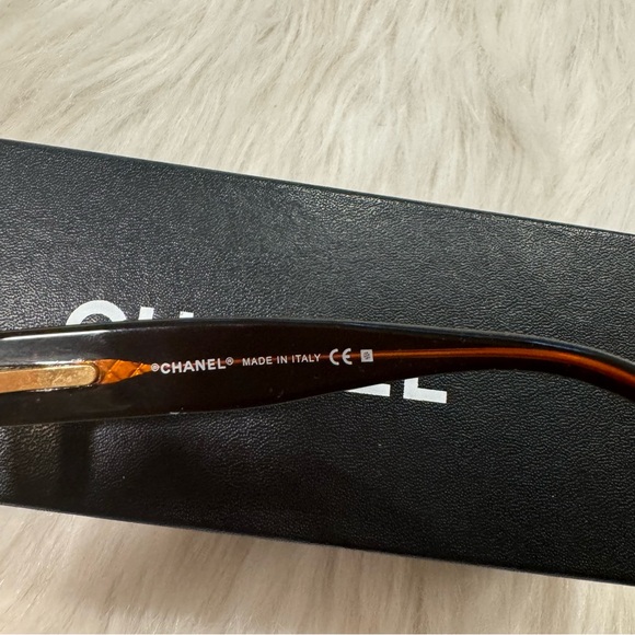 Chanel sunglasses with box and case - Picture 5 of 8